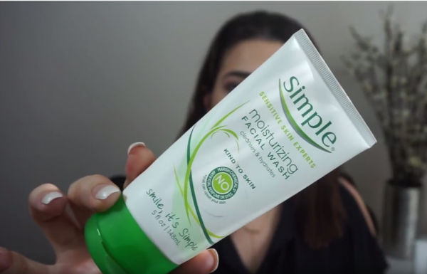 Sữa Rửa Mặt Simple Kind to Skin Moisturising Facial Wash (Da Khô)
