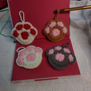 Cute Paw Crochet Bag Charm Pattern for Beginners – Easy Tutorial (Video + English Subtitles)